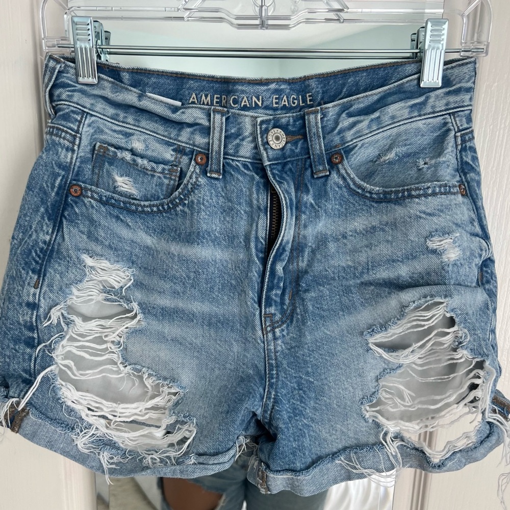 American Eagle distressed Light wash Jean shorts American Eagle mom short size 4